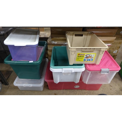 5269 - 9 assorted plastic storage boxes