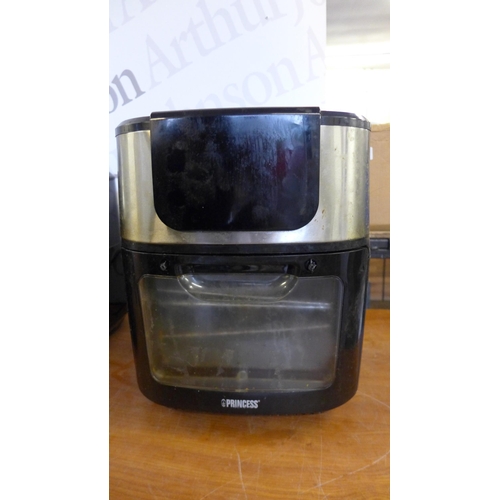 5276 - 4 kitchen items including a Salter air fryer, a Purista Series 300 coffee machine, a Princess fryer ... 