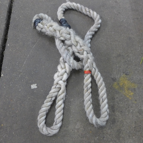 5289 - Approximately 3m of heavy duty braided nylon rope