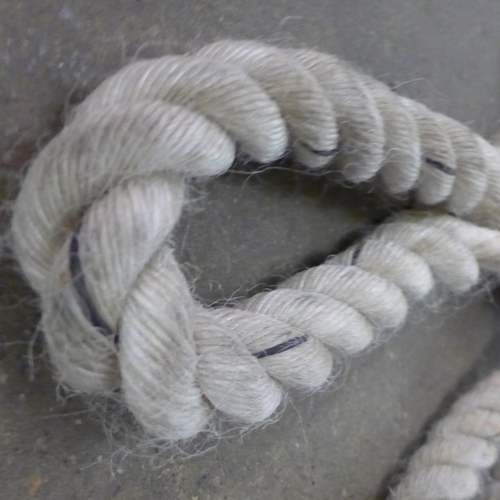 5289 - Approximately 3m of heavy duty braided nylon rope