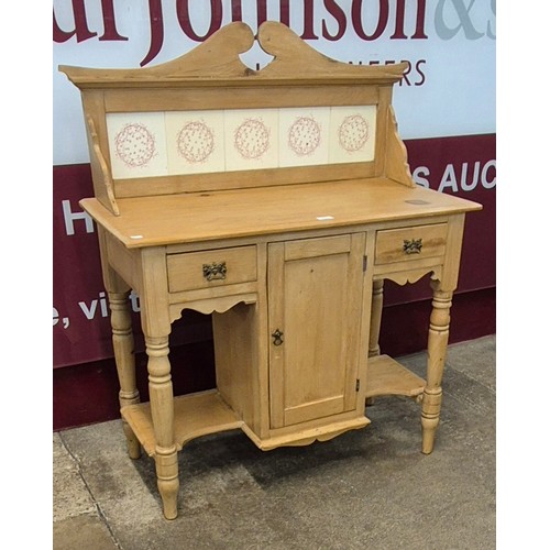 111 - A Victorian pine washstand