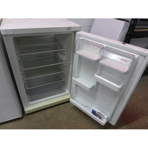 5168 - A Bosch KTR1572 under counter fridge