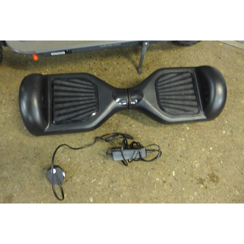 5194 - A D8 Pro E-Scooter and an electronic HoverBoard - with charger *Police repossession