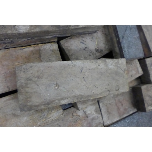 5198 - A pallet of reclaimed vintage oak flooring - approximately 600 pieces