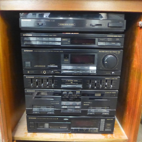 5139 - A quantity of stereo equipment including a Pioneer PL-Z81 auto return stereo turntable, a Pioneer F-... 