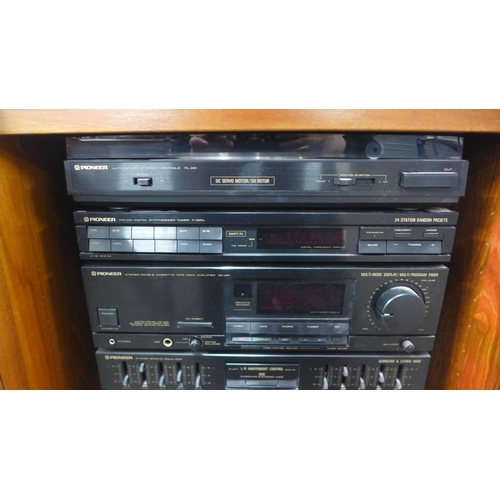 5139 - A quantity of stereo equipment including a Pioneer PL-Z81 auto return stereo turntable, a Pioneer F-... 