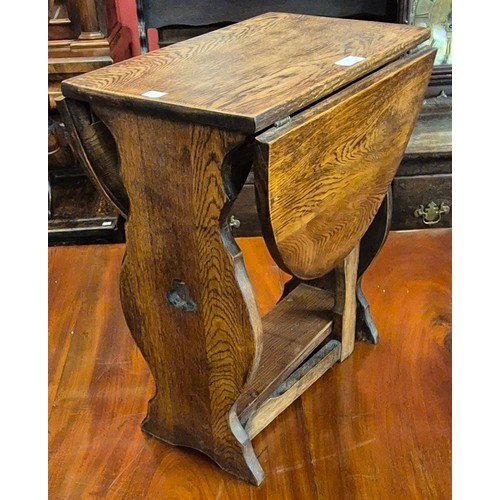 148 - An oak gateleg occasional table