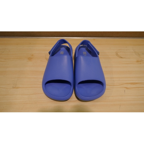 6044 - 18 x 32 degrees Cool Youth Cushion blue slides (mixed sizes) (336) *This lot is subject to Vat