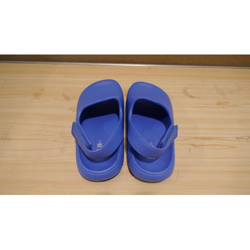 6044 - 18 x 32 degrees Cool Youth Cushion blue slides (mixed sizes) (336) *This lot is subject to Vat