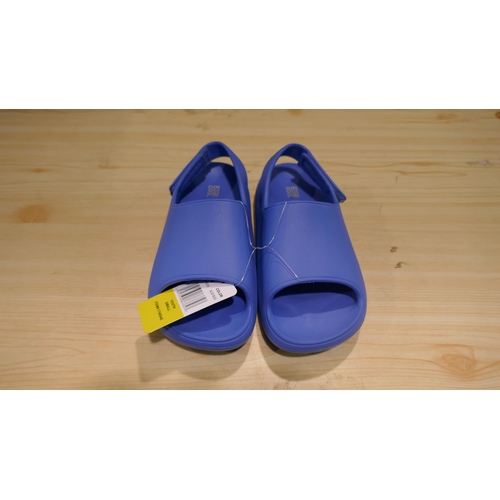 6046 - 18 x 32 degrees Cool Youth Cushion blue slides (mixed sizes) (336) *This lot is subject to Vat