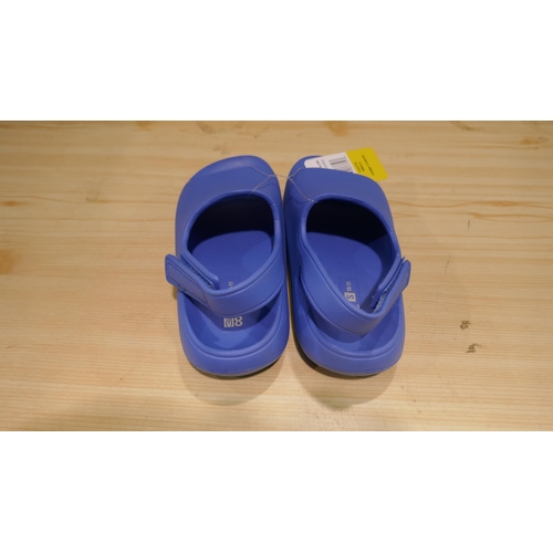 6046 - 18 x 32 degrees Cool Youth Cushion blue slides (mixed sizes) (336) *This lot is subject to Vat