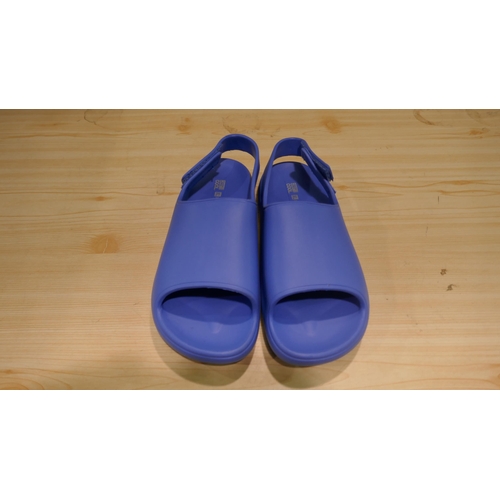 6047 - 18 x 32 degrees Cool Youth Cushion blue slides (mixed sizes) (336) *This lot is subject to Vat