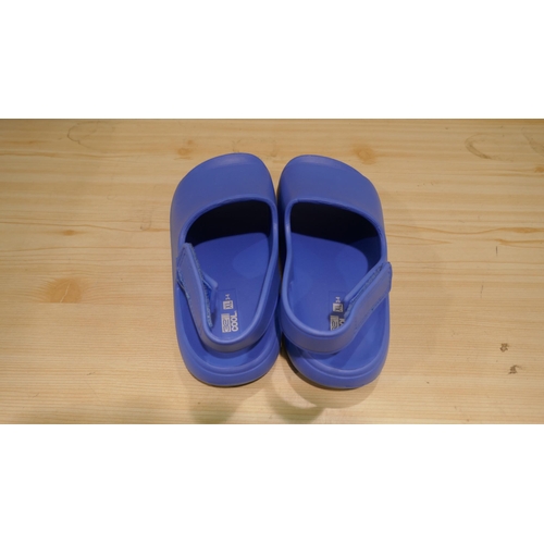 6047 - 18 x 32 degrees Cool Youth Cushion blue slides (mixed sizes) (336) *This lot is subject to Vat