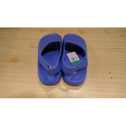 6048 - 18 x 32 degrees Cool Youth Cushion blue slides (mixed sizes) (336) *This lot is subject to Vat