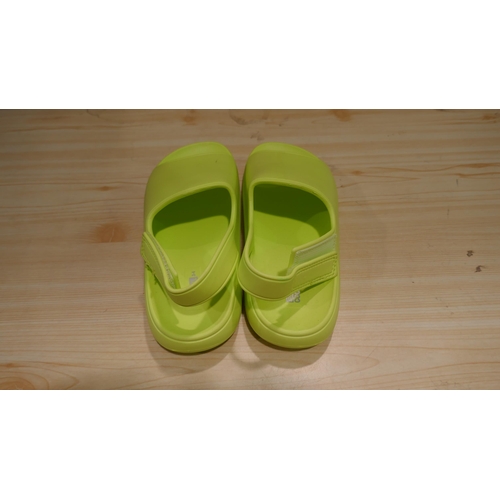 6049 - 18 x 32 degrees Cool Youth Cushion yellow slides (mixed sizes) (336) *This lot is subject to Vat