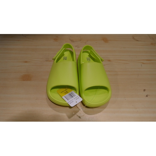 6050 - 18 x 32 degrees Cool Youth Cushion yellow slides (mixed sizes) (336) *This lot is subject to Vat