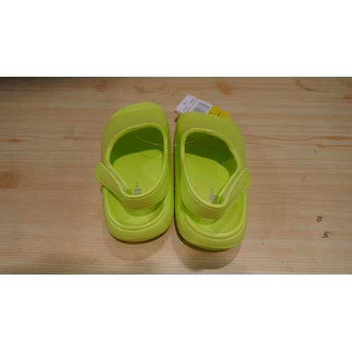 6050 - 18 x 32 degrees Cool Youth Cushion yellow slides (mixed sizes) (336) *This lot is subject to Vat