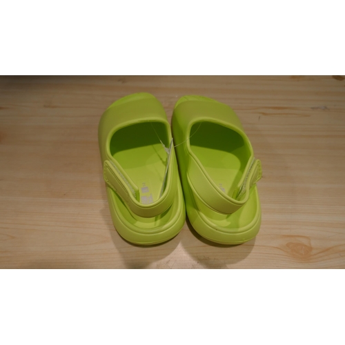 6052 - 18 x 32 degrees Cool Youth Cushion yellow slides (mixed sizes) (336) *This lot is subject to Vat