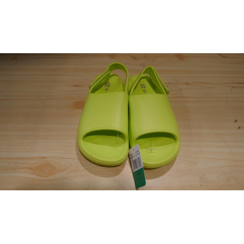 6053 - 18 x 32 degrees Cool Youth Cushion yellow slides (mixed sizes) (336) *This lot is subject to Vat