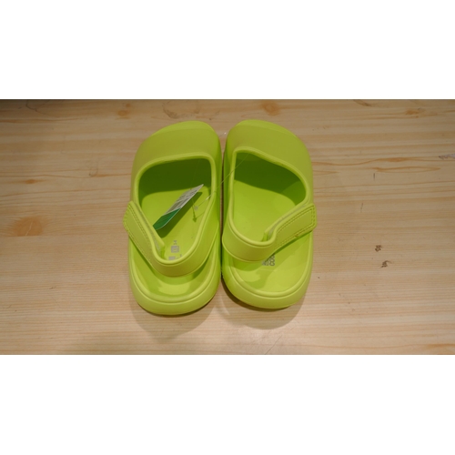 6054 - 18 x 32 degrees Cool Youth Cushion yellow slides (mixed sizes) (336) *This lot is subject to Vat