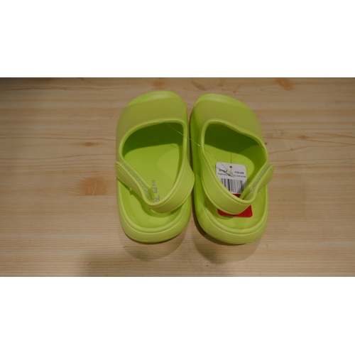 6055 - 18 x 32 degrees Cool Youth Cushion yellow slides (mixed sizes) (336) *This lot is subject to Vat