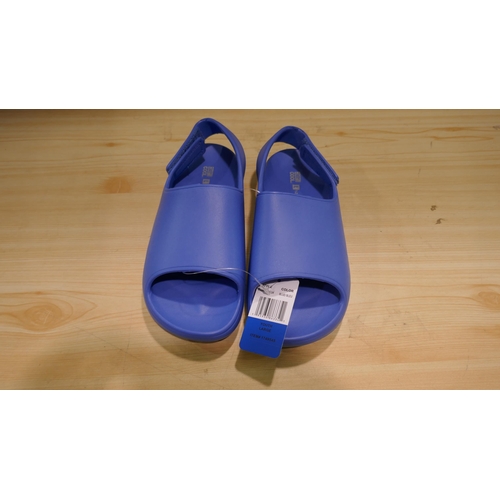 6056 - 12 x 32 Degrees Cool Youth Cushion blue slides (mixed sizes) (336) *This lot is subject to Vat