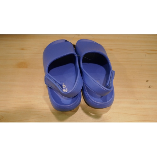 6056 - 12 x 32 Degrees Cool Youth Cushion blue slides (mixed sizes) (336) *This lot is subject to Vat