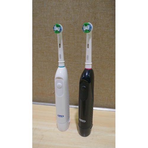 6072 - Two Oral-B Db5 Toothbrushes     (337-439) *This lot is subject to Vat