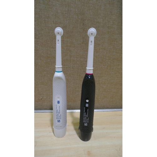 6072 - Two Oral-B Db5 Toothbrushes     (337-439) *This lot is subject to Vat