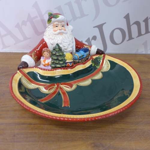 5305 - A large Christmas sweet dish in box