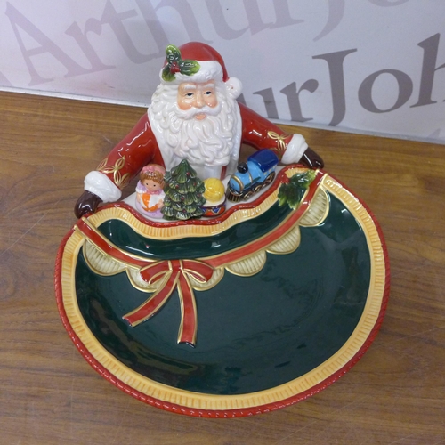 5305 - A large Christmas sweet dish in box