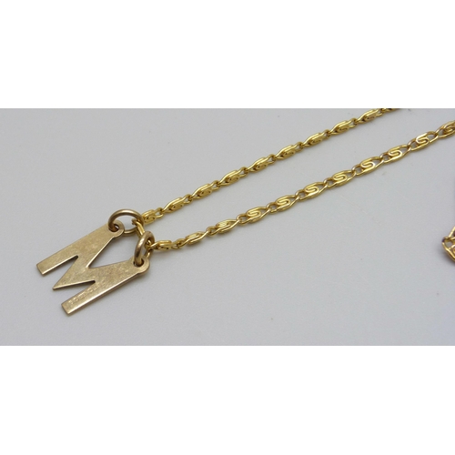 1002 - A 9ct gold 'M' pendant on a 9ct gold chain, 2.8g, 46cm chain