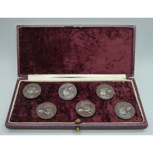 1005 - A boxed set of buttons with fox head design, marked Paris