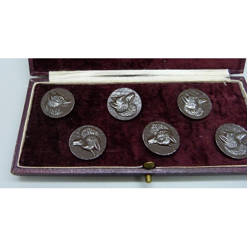 1005 - A boxed set of buttons with fox head design, marked Paris