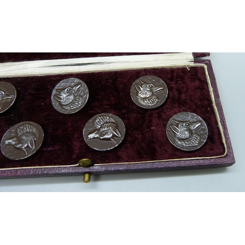 1005 - A boxed set of buttons with fox head design, marked Paris