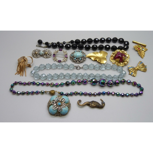 1008 - Vintage costume brooches and necklaces