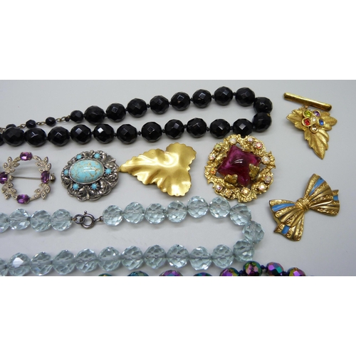 1008 - Vintage costume brooches and necklaces