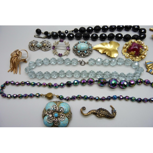 1008 - Vintage costume brooches and necklaces