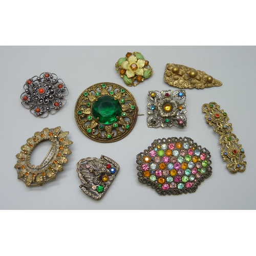 1009 - A collection of Czech vintage costume jewellery