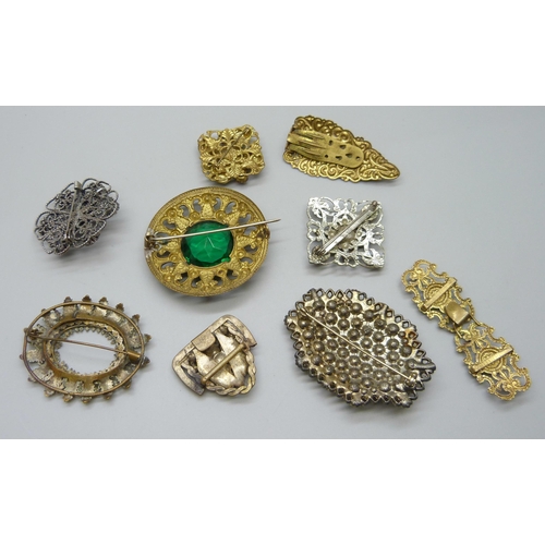 1009 - A collection of Czech vintage costume jewellery