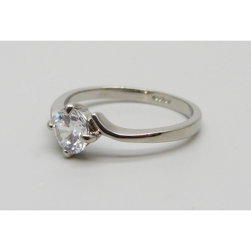 1010 - An 18ct white gold plated dress ring, O/P