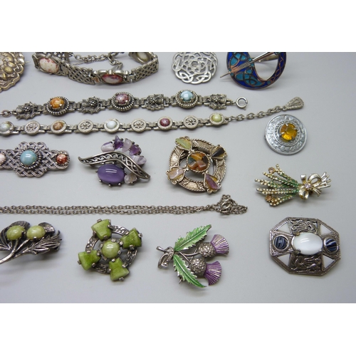 1012 - Scottish jewellery - brooches, pendants and bracelets