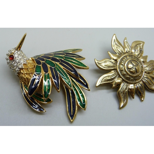 1019 - A D'Orlan enamelled hummingbird brooch, 5cm,  and a pair of Pierre Lang clip on earrings