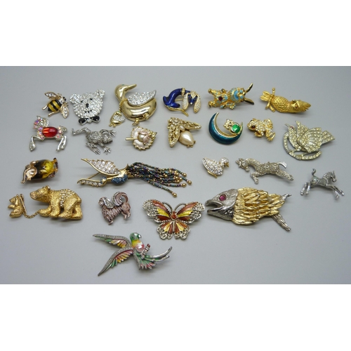 1021 - A collection of animal brooches including enamelled examples