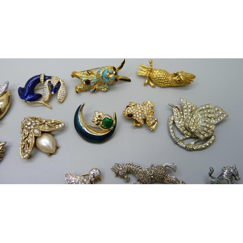 1021 - A collection of animal brooches including enamelled examples