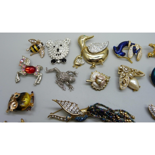 1021 - A collection of animal brooches including enamelled examples