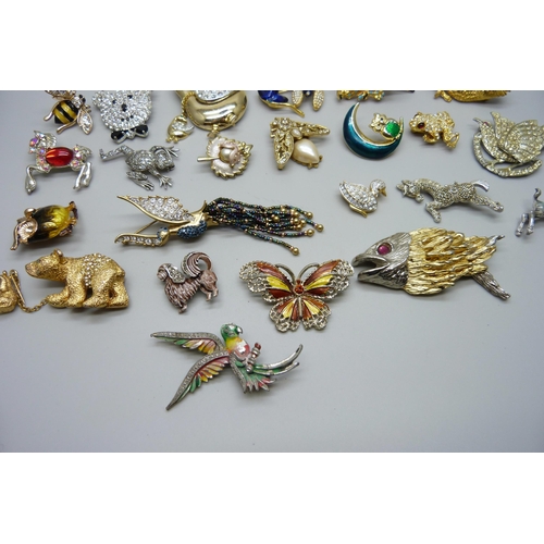 1021 - A collection of animal brooches including enamelled examples