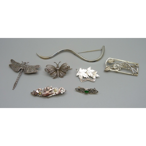 1023 - Seven silver brooches, 37g, largest 11cm long