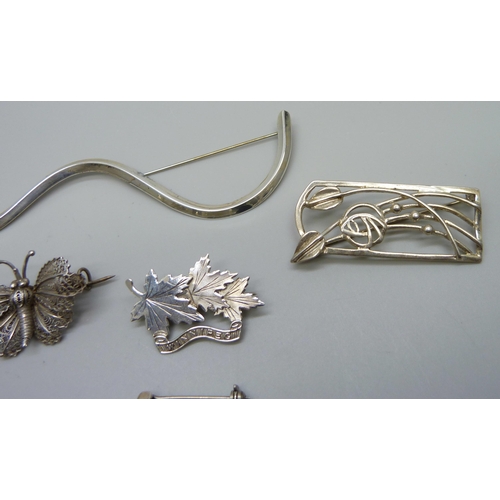 1023 - Seven silver brooches, 37g, largest 11cm long