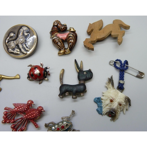 1025 - A collection of animal themed brooches including TLM and CAB